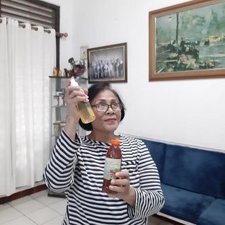 Ibu Maria Pireno menyemprot ruangan dengan ecoenxyme--